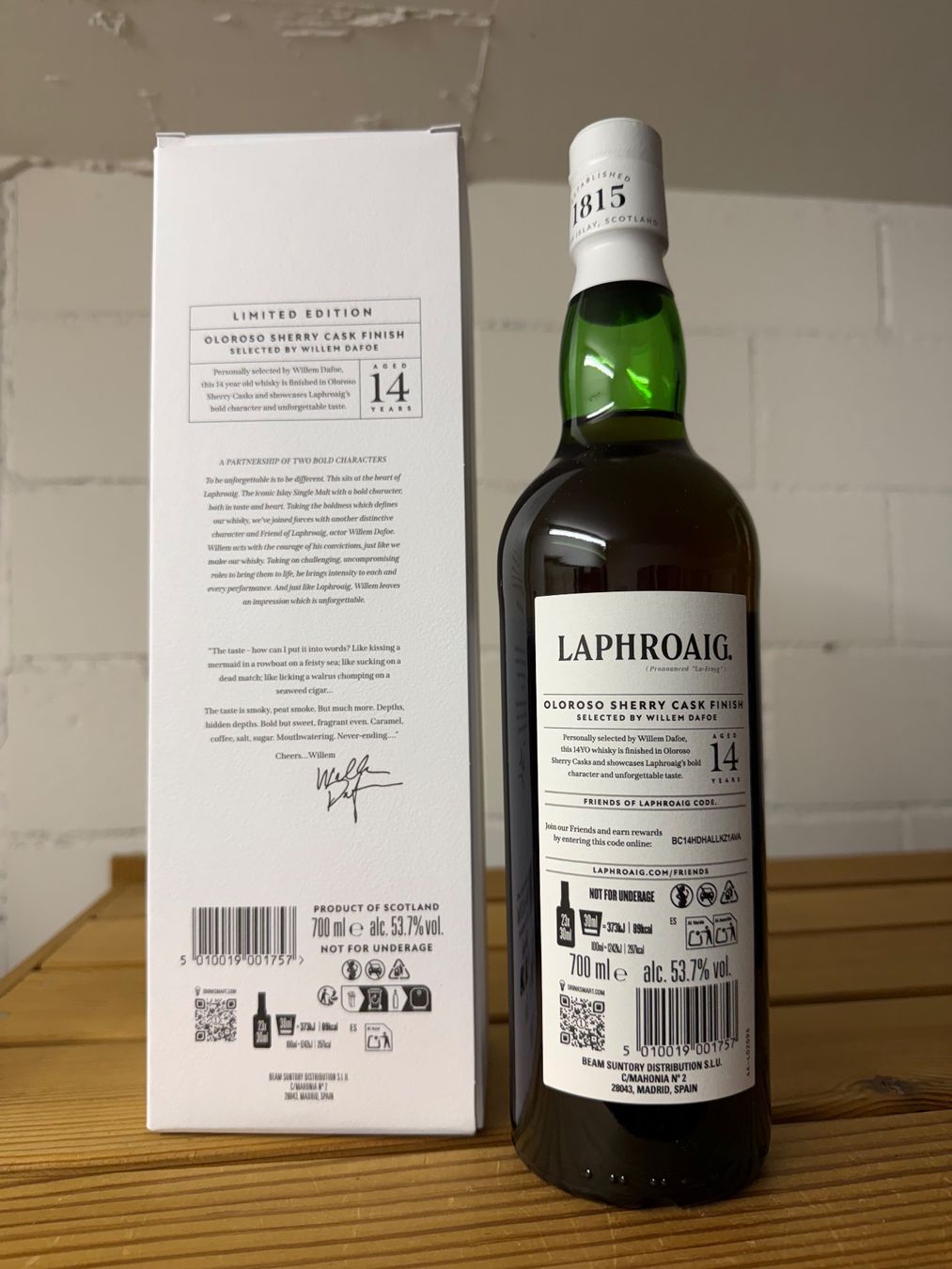 Laphroaig Bevande alcoliche: Laphroaig 14 Jahre Willem Dafoe Bold Character – Nuovo e nell'imballaggio originale da Wiesendangen venduto da whiskyandwine 1