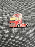 Anstecknadel Volvo F 12 Globetrotter rot 520 46 Zeichen