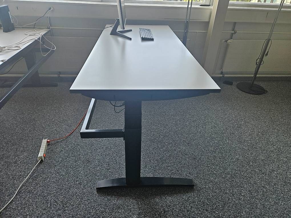 Schreibtische: Bürotisch höhenverstellbar – Gebraucht aus Rüti b. Büren von Ronmo