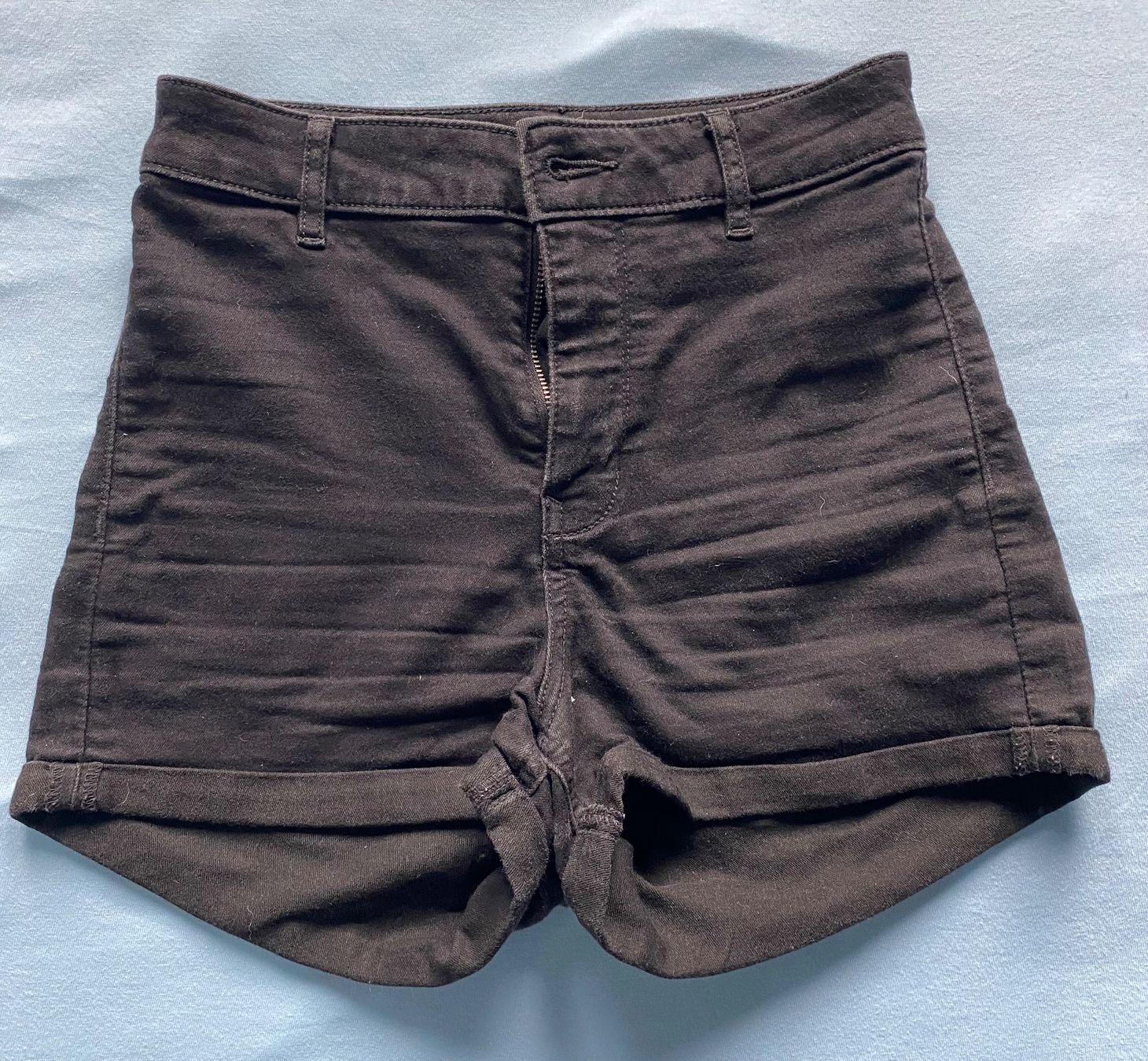 H&M Pantalons: Jeansshorts schwarz H&M 36 – D'occasion à Altendorf par am9j_nt 2