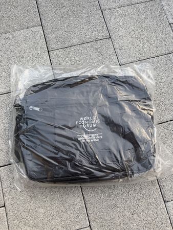 Tasche World Economic Forum neu in Plastik verpackt