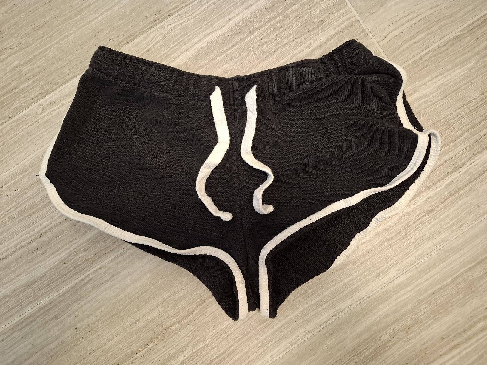 Hosen: short noir – Gebraucht aus Ecublens FR von ame_y8tq