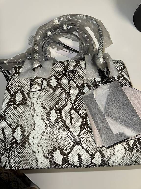 Guess Taschen für Damen: Guess Tasche – Gebraucht aus Pfäffikon ZH von cer_8rd7 2