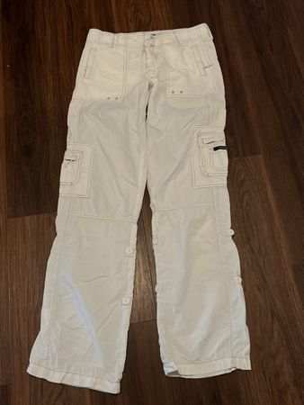 Weiße Cargohose Trailer viele Taschen