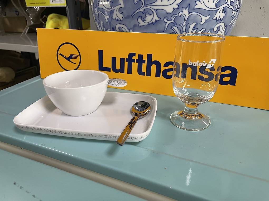 Bicchieri: BALAIR - Essgarnitur: Plate, Tasse, Glas, Löffel. mit Logo – Usato da Effretikon venduto da Bianchina2