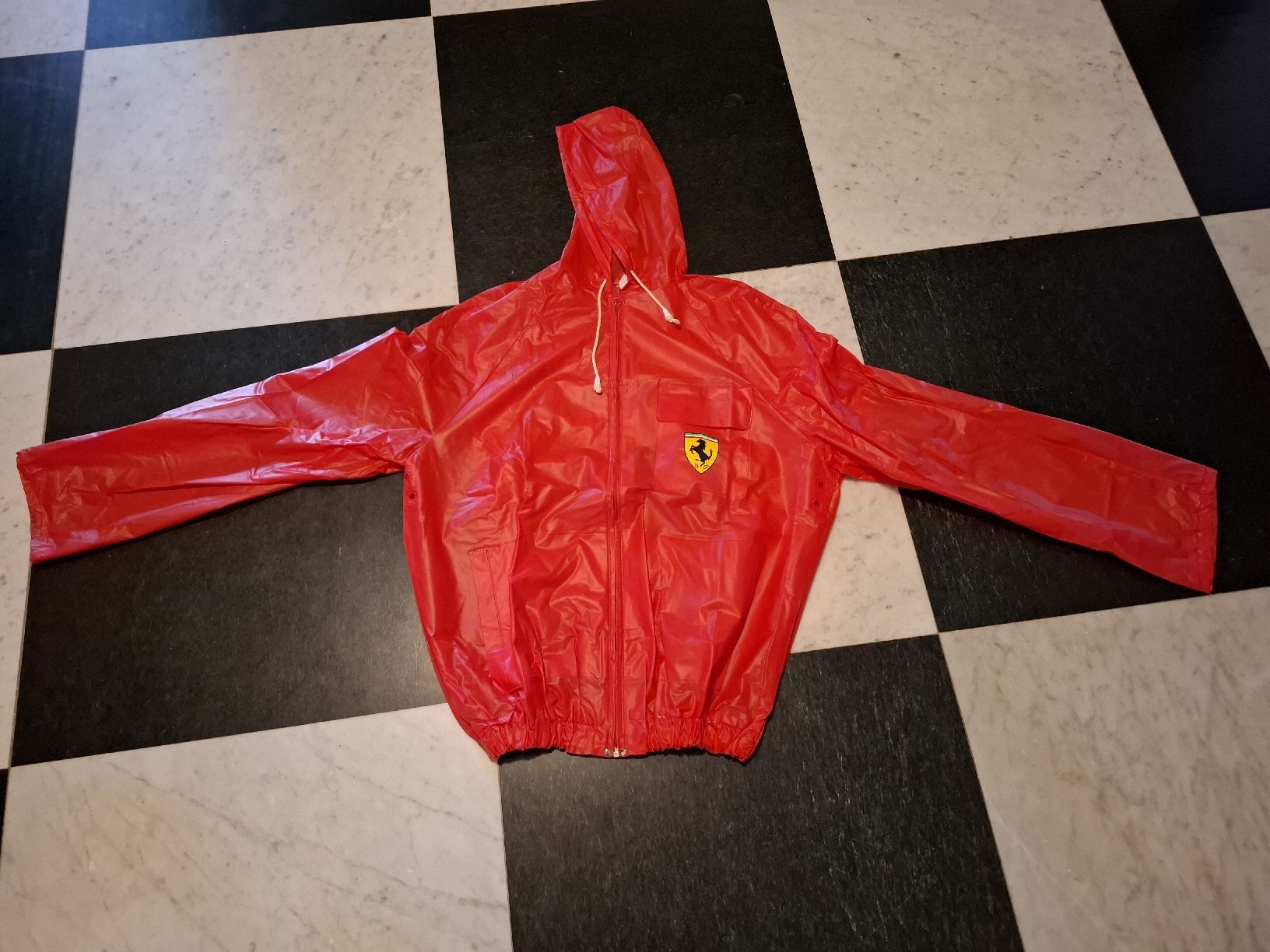 Ferrari Jacken: Veste imperméable / coupe-vent rouge Ferrari  – Gebraucht aus Le Locle von Maria.222 2
