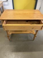 Charmanter Vintage Tisch aus Massivholz, Ablage & Schublade