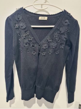 NEU Strickjacke von Molly Bracken mit Blumen Gr.S