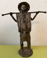 Skulptur Mann mit Hut und Tragestock Bronze Figur antik deko