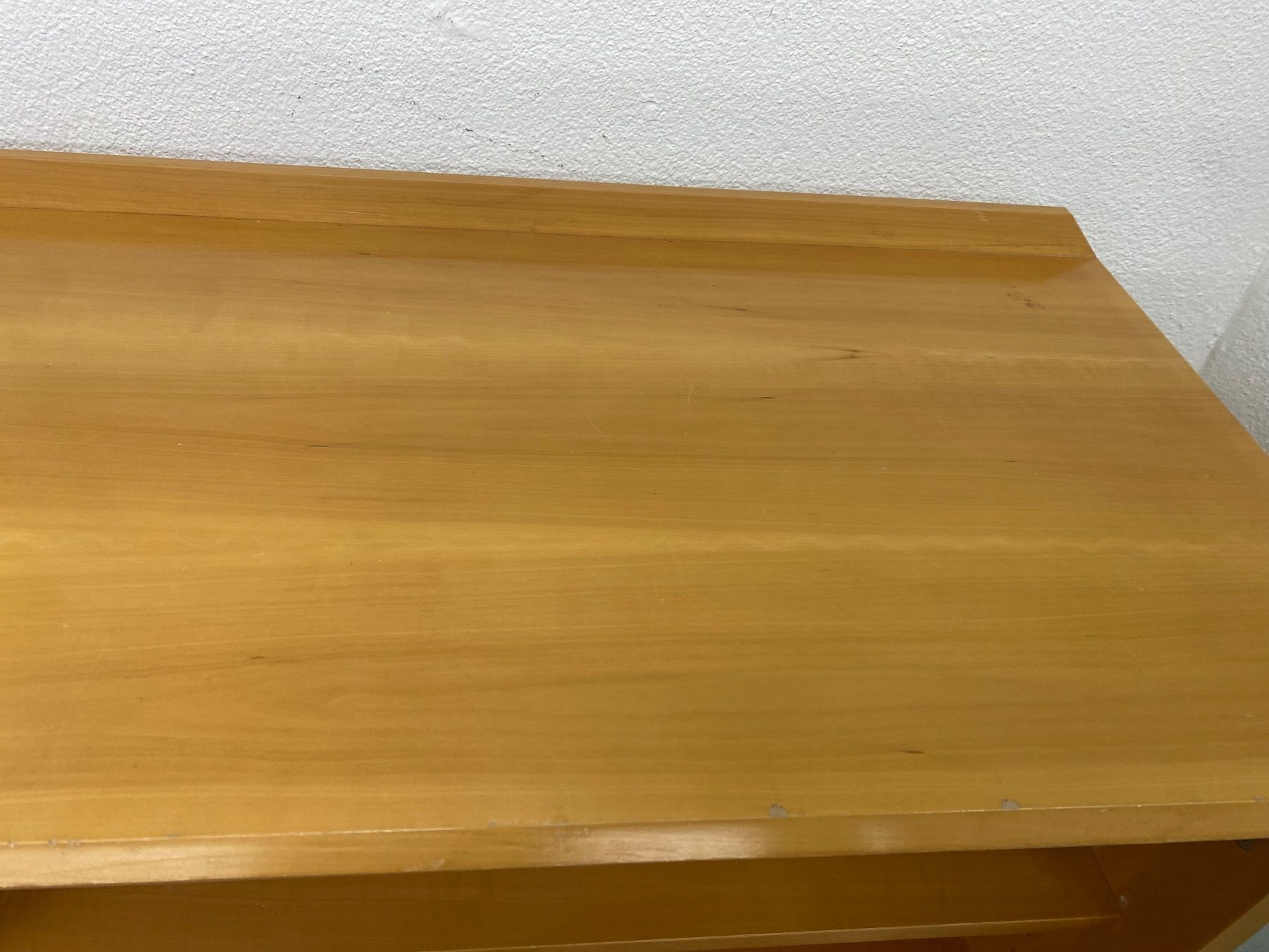 Armoires: Schöner Rollladenschrank mit 4 Fächern – D'occasion à Steinhausen par einzelstueck-brocki 4