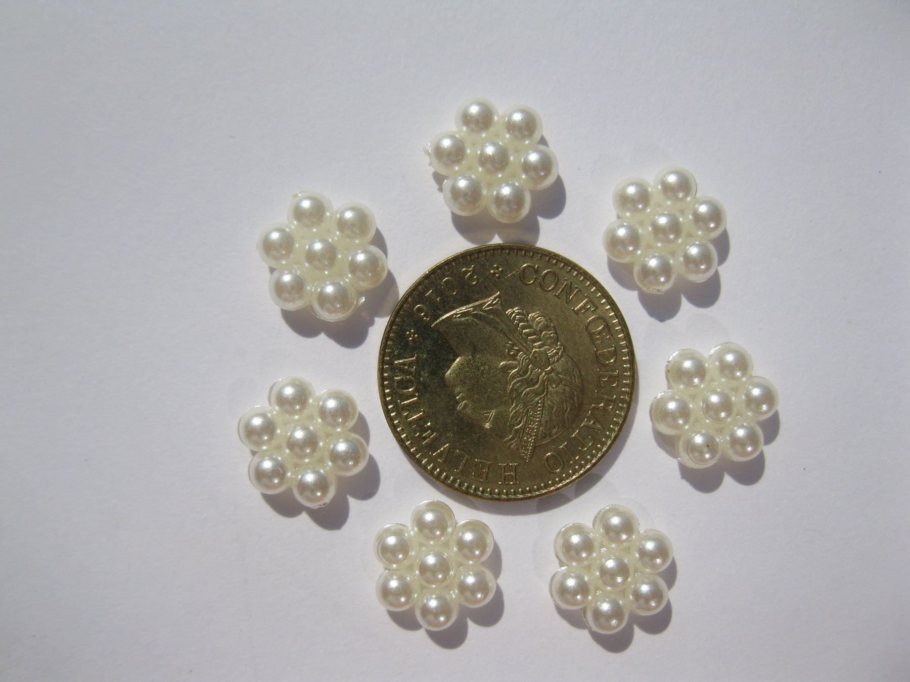 Alle Dekorationen: 50 Perlmutt Deko Blumen, 8mm – Neu und originalverpackt aus St. Margarethen TG von LuanaKa 2