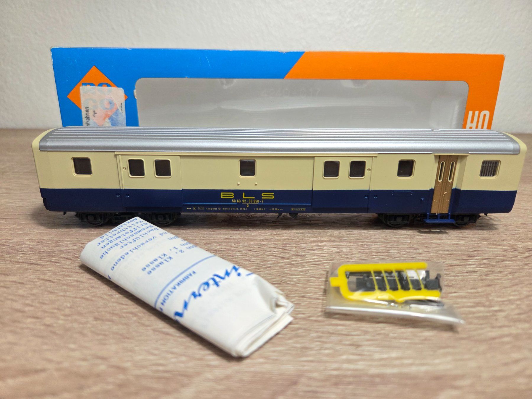 Roco Modellini di ferrovie: Roco 4240A Gepäckwagen BLS H0 – Nuovo e nell'imballaggio originale da St-Aubin-Sauges venduto da Lo_Go 5