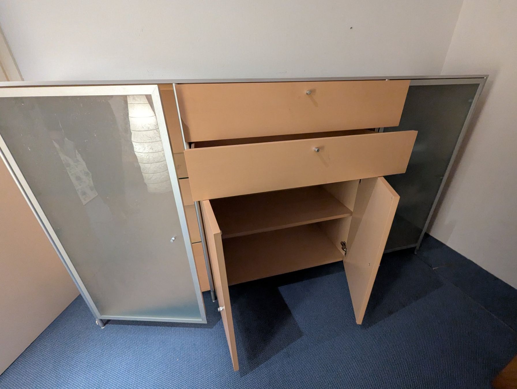 Cassettiere: schönes Sideboard mit Glastüren, Top! – Usato da Hauptwil venduto da Markuseli 1