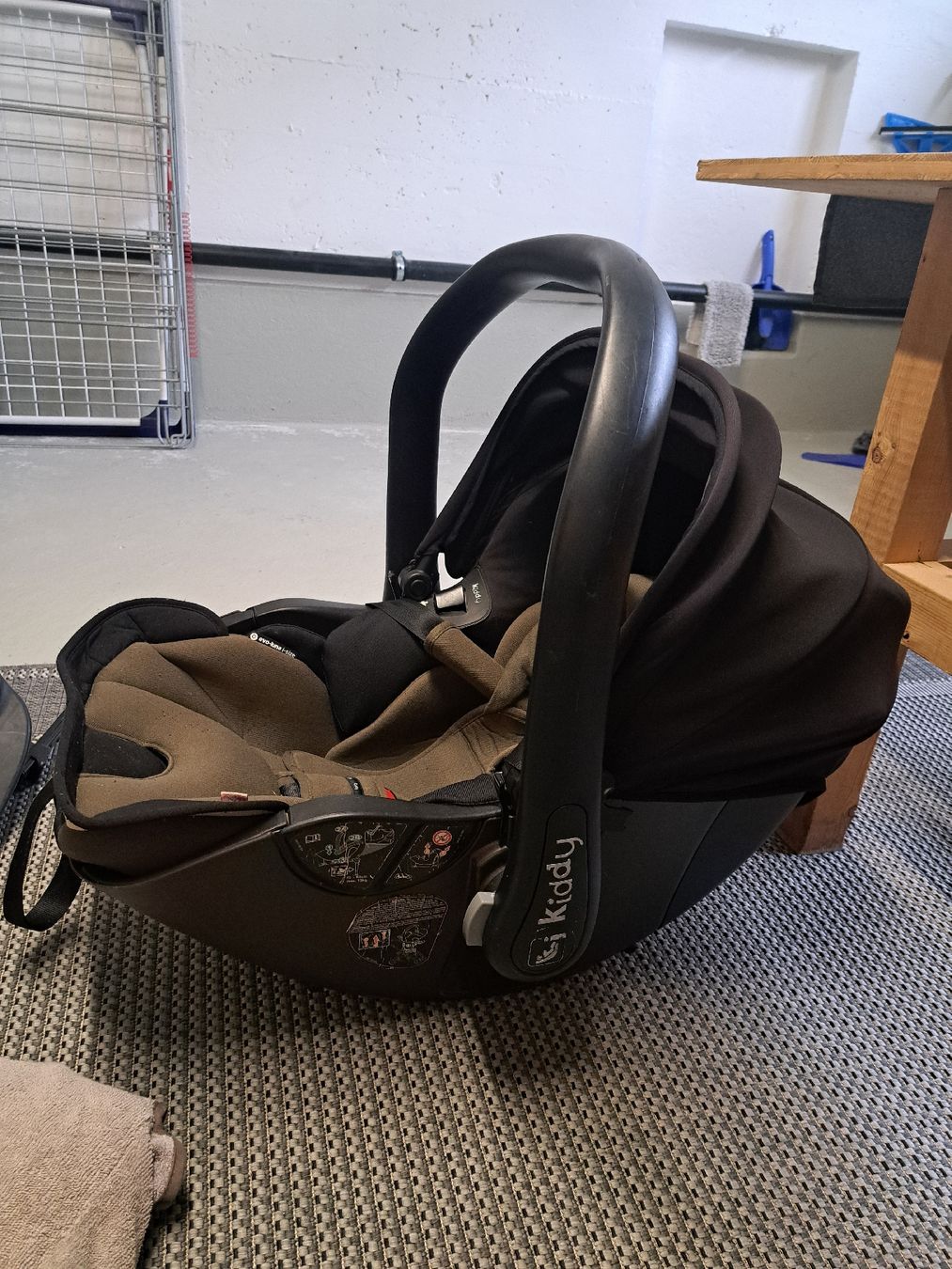 Kiddy Seggiolini per auto: Kiddy Babyschale/Kindersitz mit Isofix-Station – Usato da Burgdorf venduto da Ninu88 2