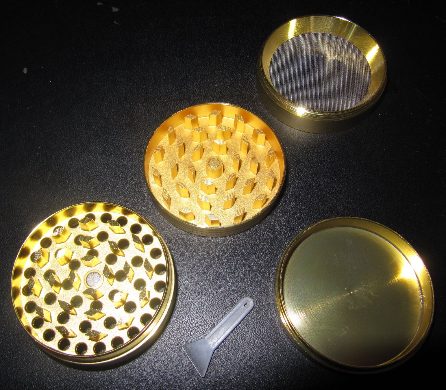 Toutes les machines: Edler goldener Grinder mit 4 Stufen Sieb – Neuf (Voir description) à Urtenen-Schönbühl par weltenschmid 1