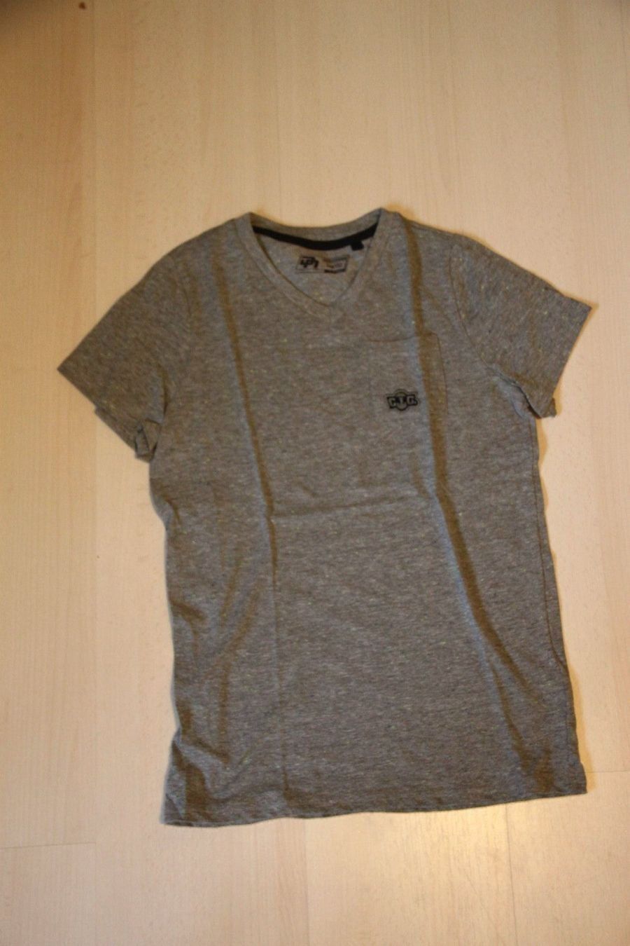 Camicie, T-shirt & Polo: Shirt Gr. 146-152, V-Ausschnitt, grau – Usato da Walterswil SO venduto da Jerry_maus