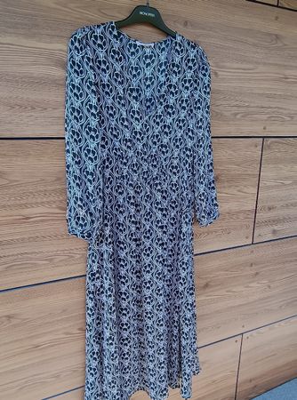 Robe longue manches longues noire et blanche Mango taille L