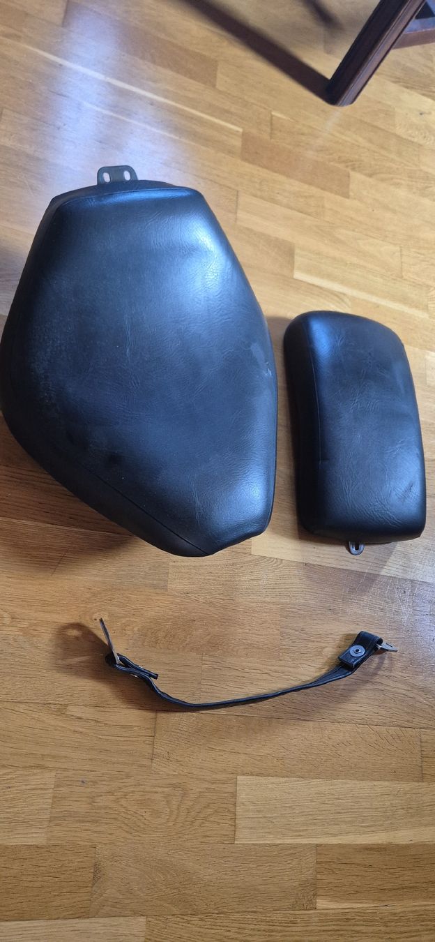 Yamaha Tutti i ricambio per moto: Yamaha XVS 650 Orginalsattel + Soziussattel. – Usato da Seewis-Pardisla venduto da Dyamii 3