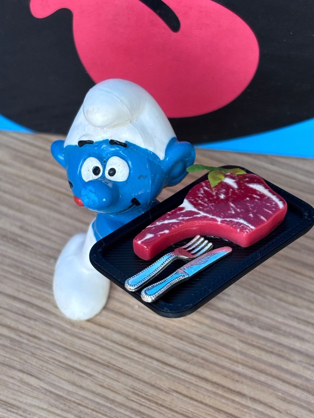 Figuren: Schlumpf mit Serviertablett / Fleisch – Gebraucht aus Lyss von Duckszone
