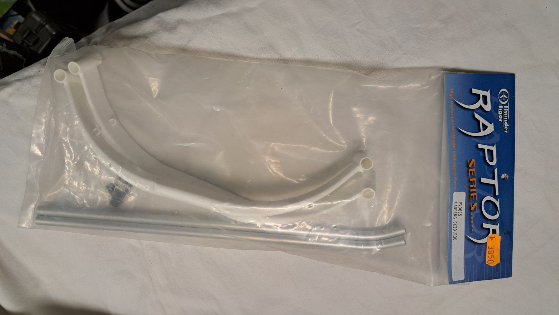 Thunder Tiger RC Modellbau: Thunder Tiger Raptor 30 Teile – Neu und originalverpackt aus Gwatt (Thun) von Quickfresh 2