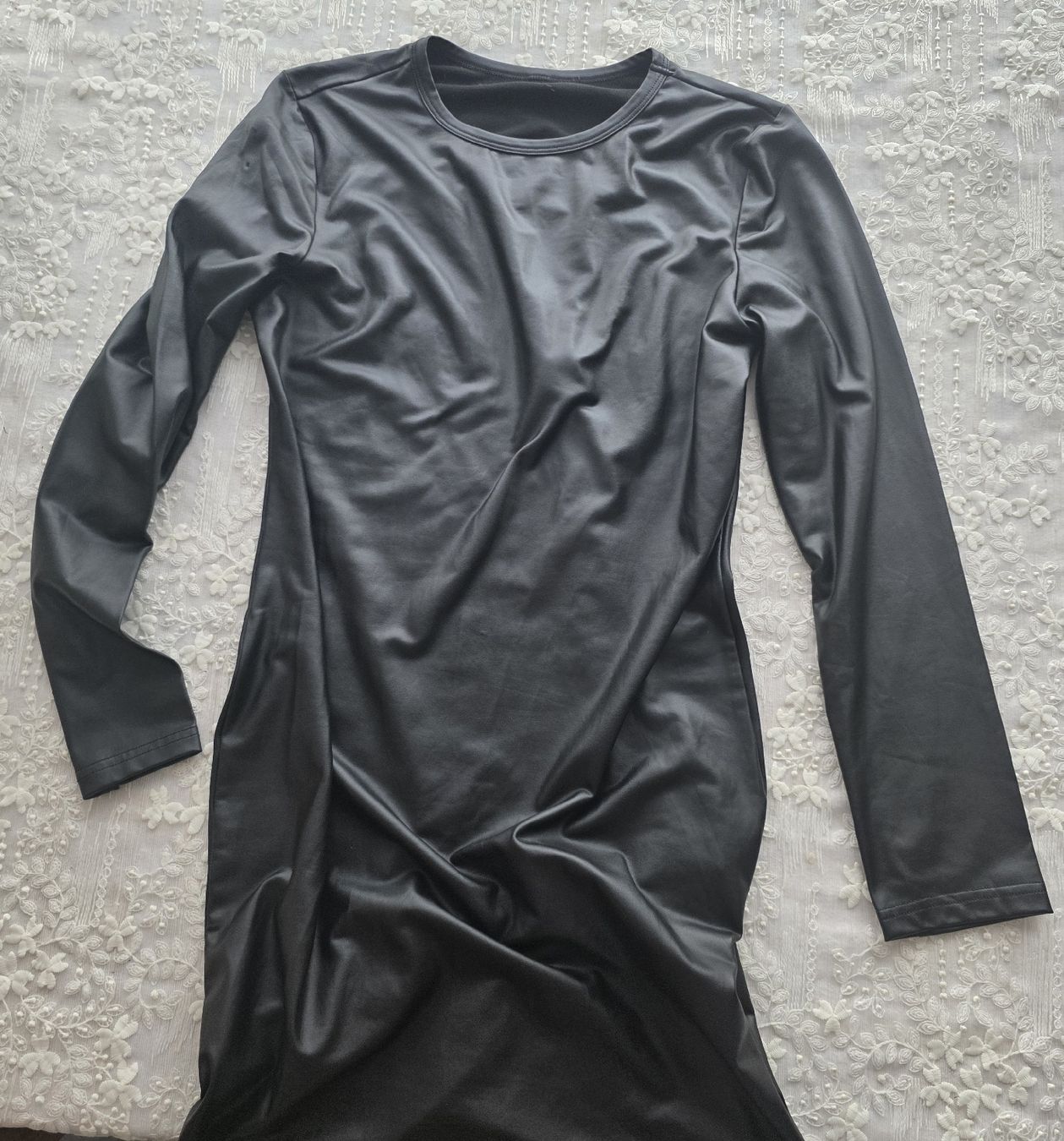Kleider: Schwarzes Kleid in Lederoptik, Grösse L – Gebraucht aus Rheinsulz von Gilea 4