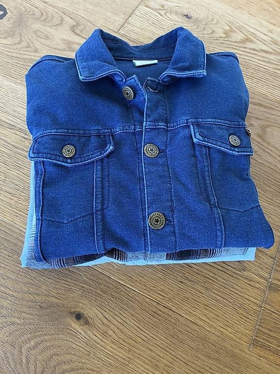 Lotti & Set di vestiti: 2x Hemd 1x Jeansjacke 140 – Usato da Männedorf venduto da lachen2011 3