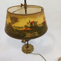 Antike Tischlampe mit Darstellung einer mittelalterlichen 