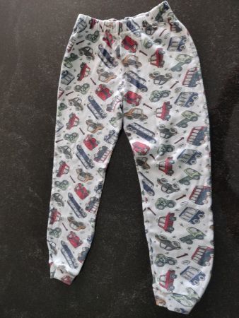 🎉 Pjiama-Hose von Filip, weiss mit Auto-Motiv, Grösse 6