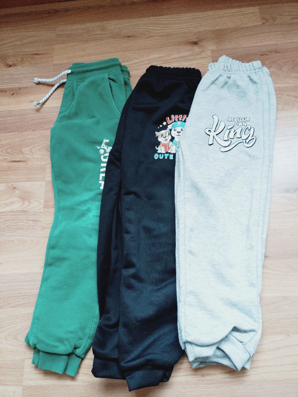 Pantaloni: 3er Set Kinder Jogginghosen, Gr. 122 – Usato da Steinmaur venduto da Cinderella309