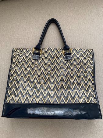 Schöne Tasche mit Lackleder-Details - Sommer-Look!