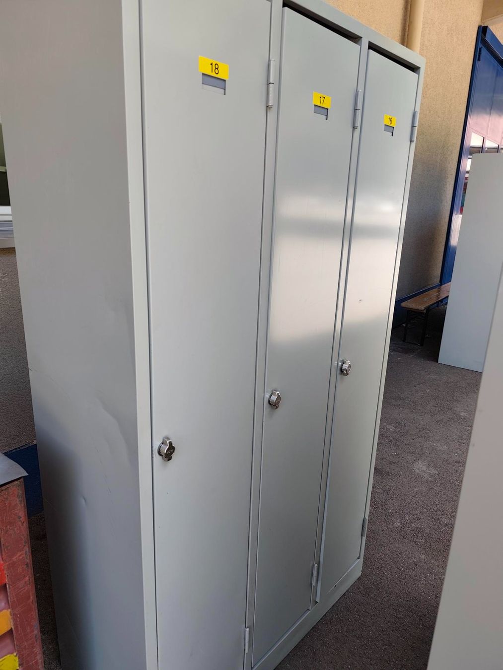 Garderobe: Garderobenschäfte – Gebraucht aus Grindelwald von mzi 1
