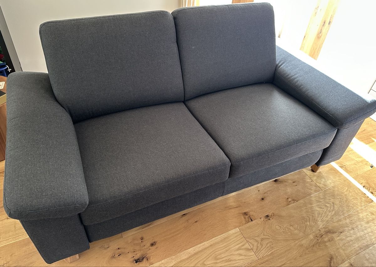 Livique Sofas: Candy Step Plus 2,5-Sitzer Sofa mit Hocker anthrazit – Neuf (Voir description) à Zollikerberg par thr01 1