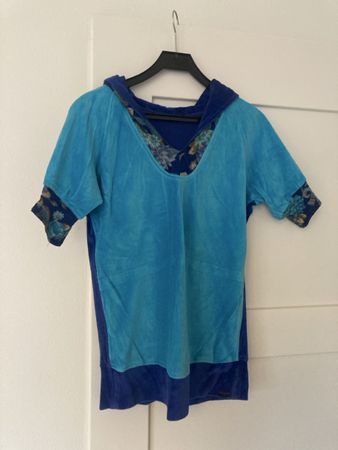 Blauer Kapuzenkurzarnpulli stylisch modern