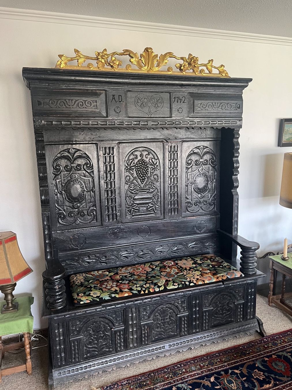 Bänke: Antike massive Restaurant Bank anno 1742 – Gebraucht aus Rorschach von TimelessTrading