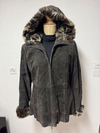 Veste en cuir avec capuche en fourrure, chic!
