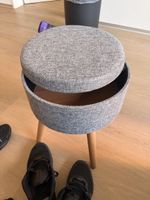 Runder Hocker mit Stauraum grau Holzbeine neuwertig