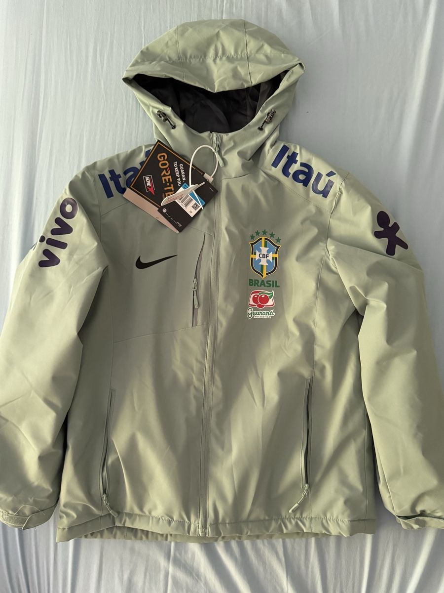Nike Giacche: Neue Nike Brasilien Jacke – Nuovo e nell'imballaggio originale da Biel/Bienne venduto da Be_03