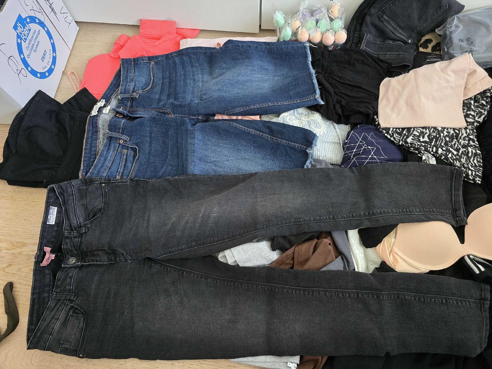 Lots de vêtements: Restposten Kleider & Handtaschen – D'occasion à Rickenbach b. Wil par Beautiful.Things 2