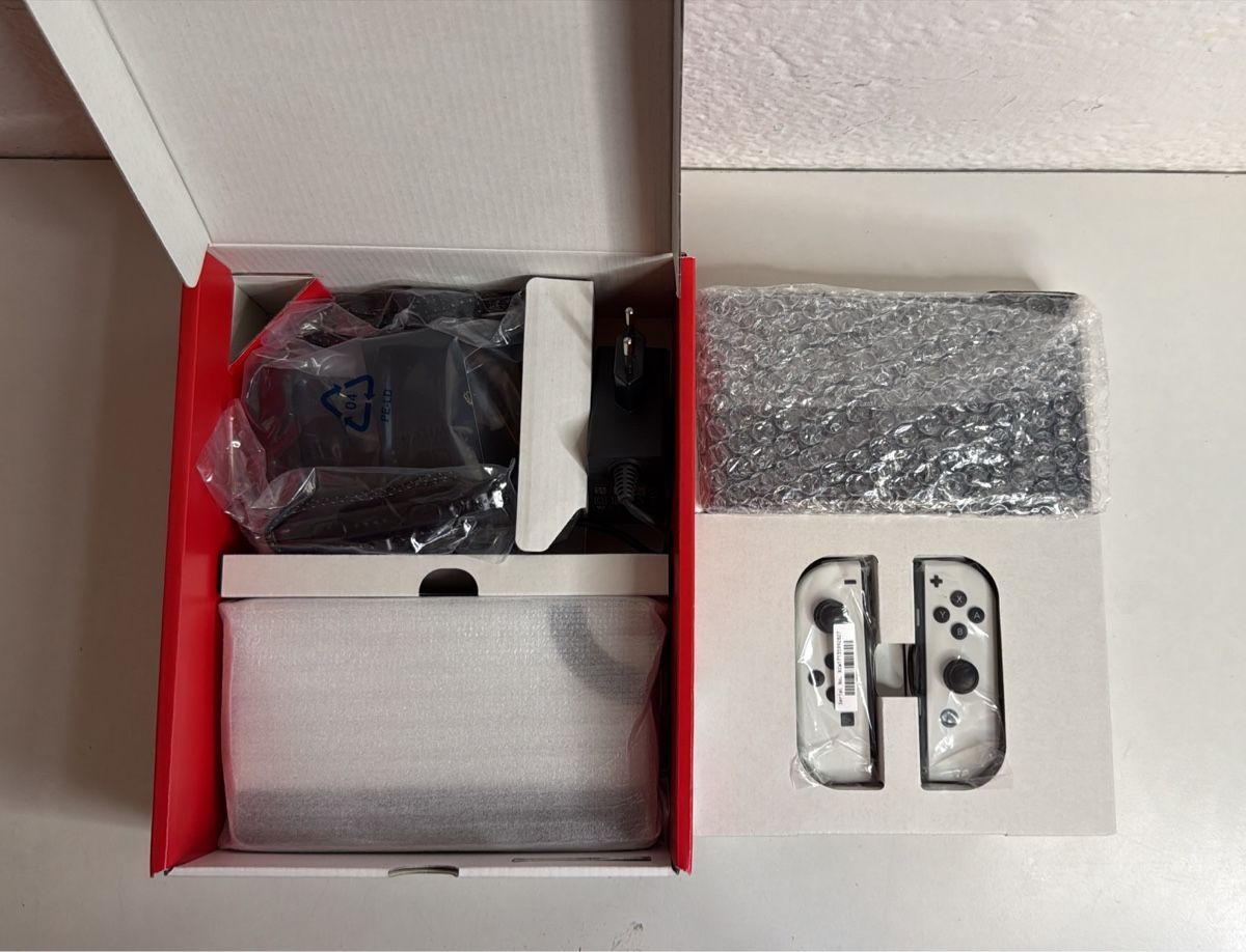 Nintendo Konsolen: Nintendo Switch OLED Model White Console with Accessories 🎮 – Gebraucht aus Ehrendingen von bubulence 3