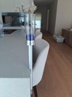 Elegante Tischleuchte aus Glas und Aluminium, neuwertig