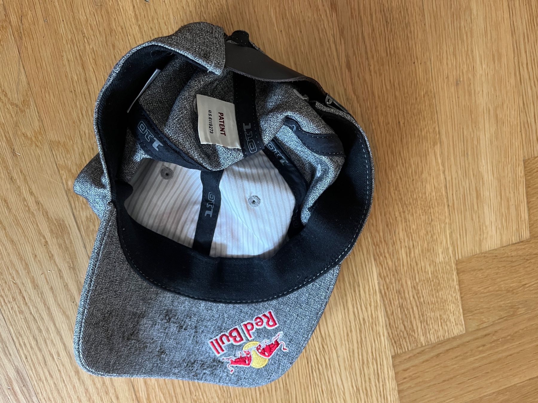 Red Bull Copricapi, berretti & cappellini: Red Bull Cap grau mit gestickten Logos – Usato da Zumikon venduto da bretxo 5