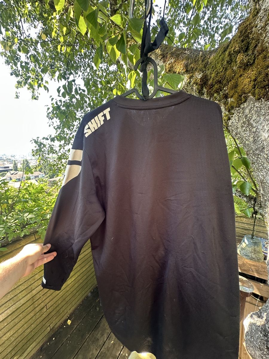Canottiere & Pantaloni: Shift  Trikot Langarm L schwarz  – Usato da Biel/Bienne venduto da Noah187 1