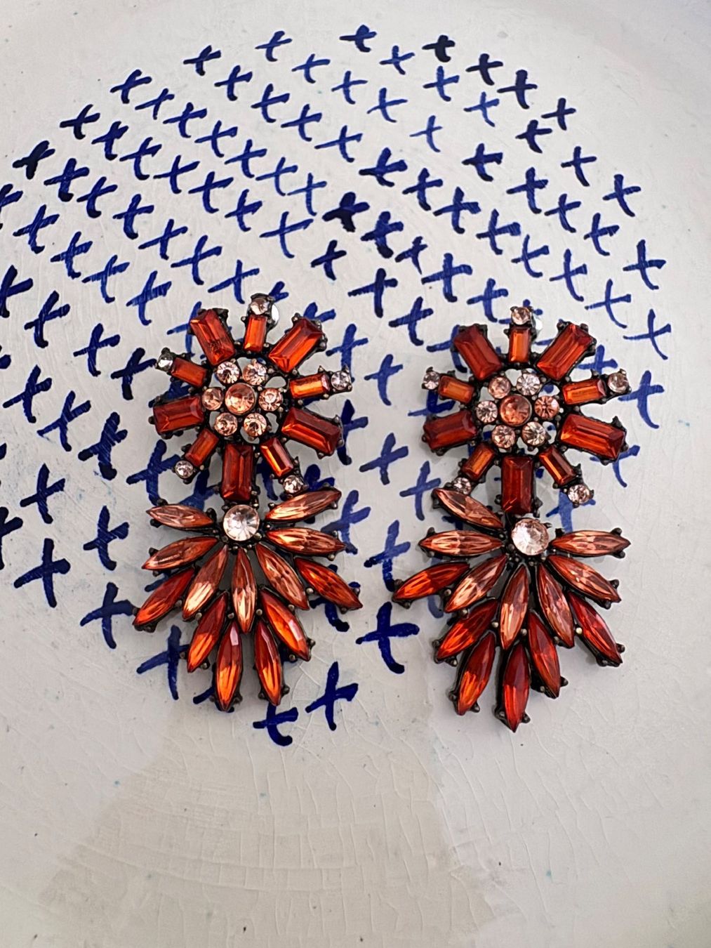 Orecchini pendenti & Orecchini a lobo: Rhinestone earrings with orange starburst design – Usato da Zürich venduto da kri_zhv2