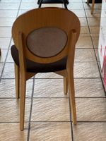 Chaise en bois clair avec assise foncée état correct