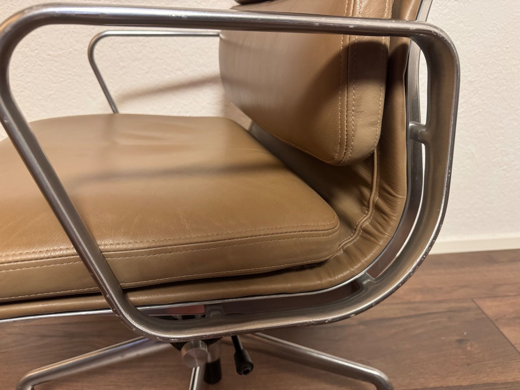 Eames Chaises: ORIGINAL VITRA EAMES SOFTPAD HIGHBACK STUHL TOP LEDER – D'occasion à Balterswil par MR_FEELGOOD 8