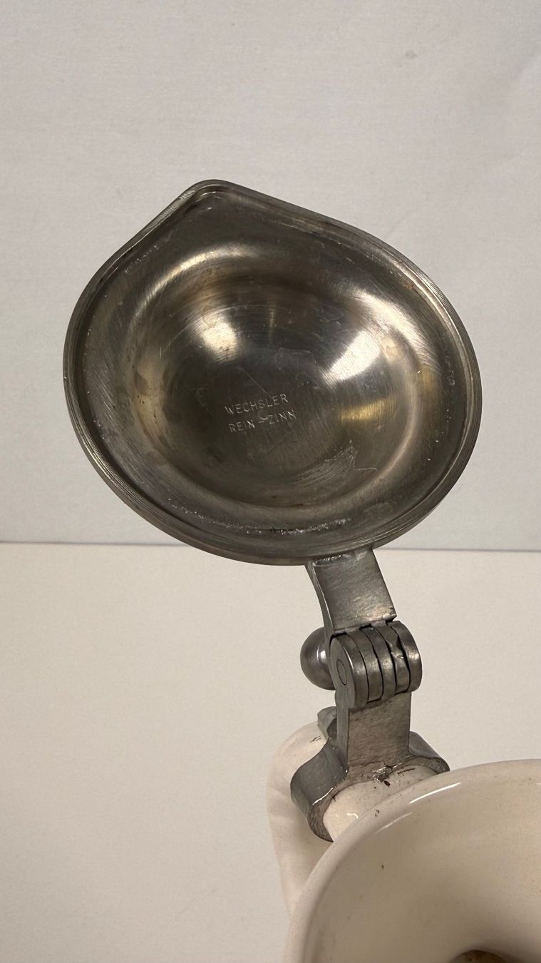 Caraffe: Wechsler Tirolkeramik Karaffe mit Zinndeckel – Usato da Zürich venduto da Hedwig-steig 7