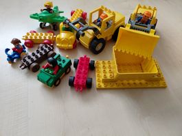 Viele lego duplo fahrzeuge.