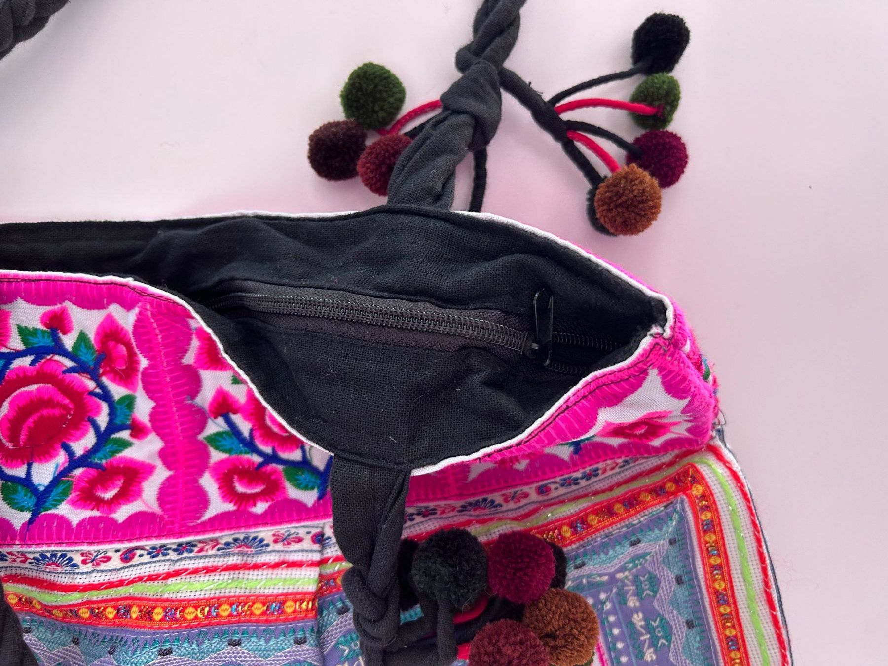 Taschen für Damen: Colorful Embroidered Bag with Pompoms – Gebraucht aus St. Gallen von look-twice 4