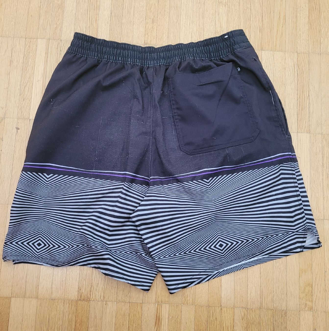 Decathlon Costumi da bagno: 33. Short de bain S noir/blanc/violet  – Usato da Villars-sur-Glâne venduto da m66_dch5 2