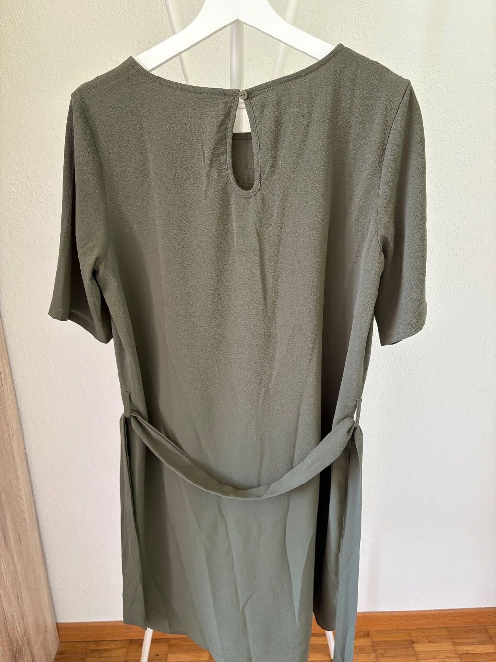 Only Vestiti: Kleid olivgrün Grösse 36 – Usato da Altikon venduto da he.an 1